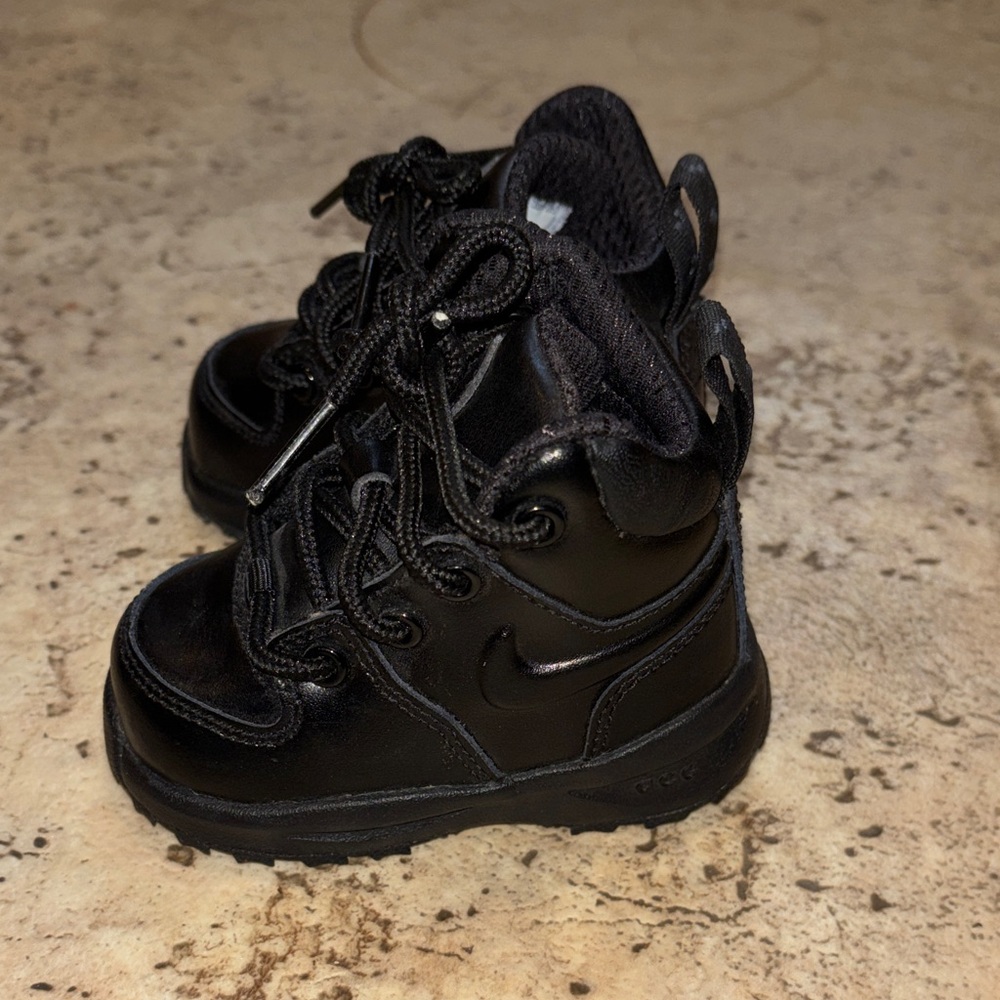 Nike Kids Manoa LTR Boots in Black - Picture 4 of 10
